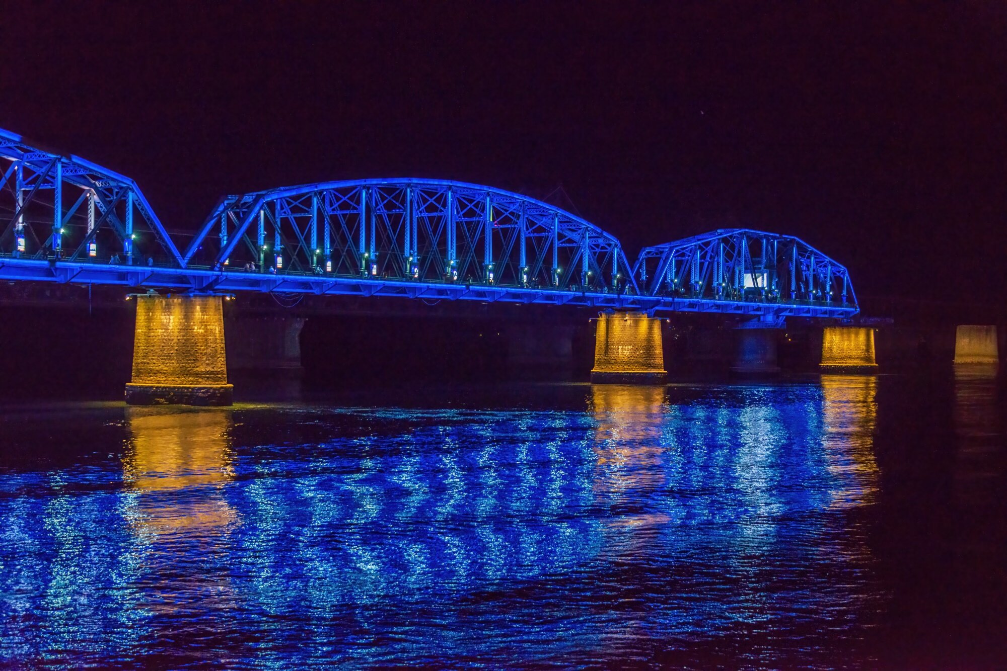 鸭绿江夜色美如画