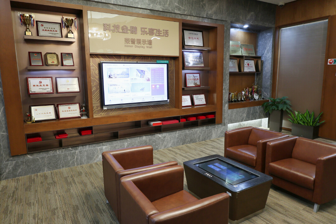 浦东分行营业室荣誉展示墙.jpg