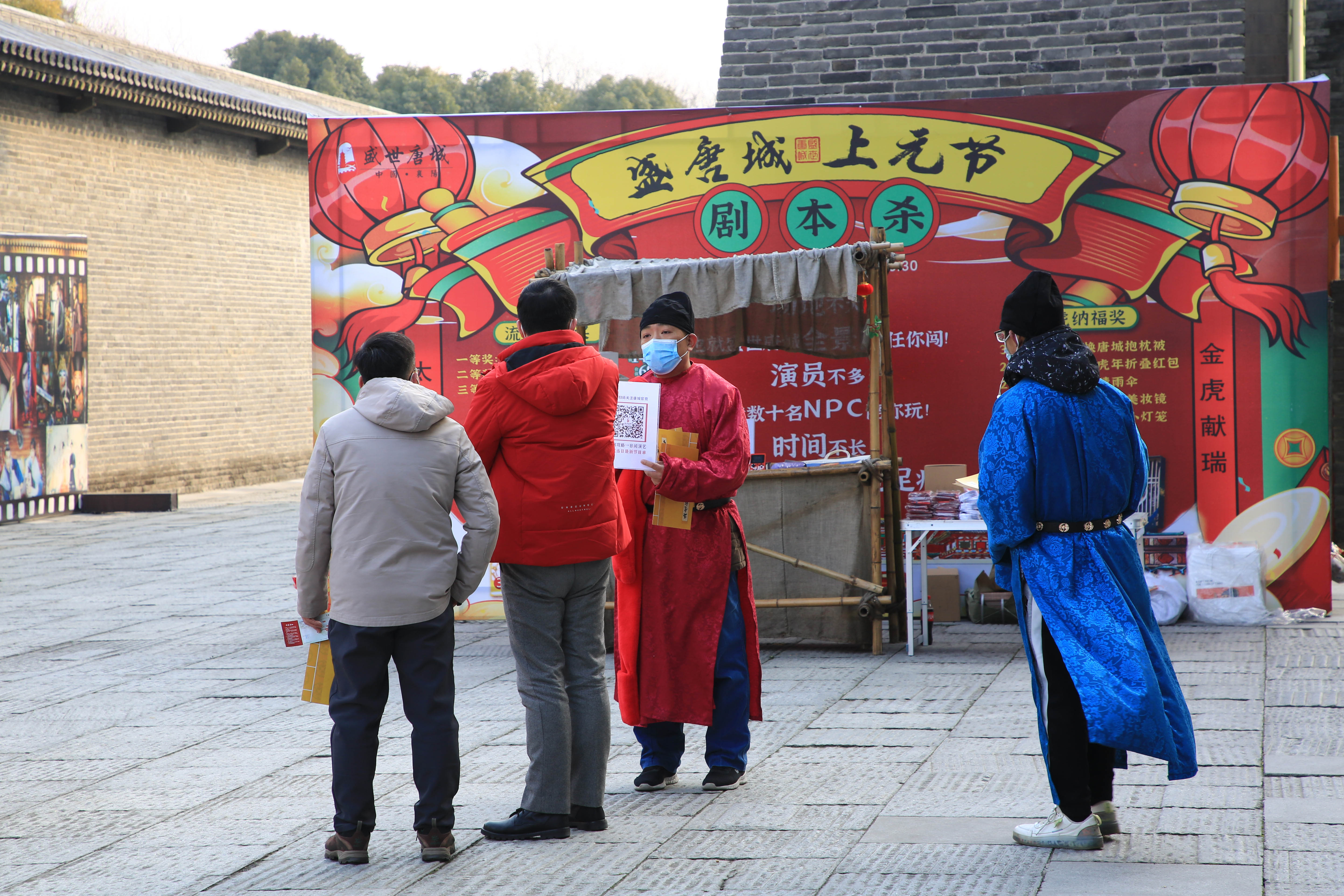图为游客在湖北省襄阳市的唐城景区参与剧本杀。来源：东方IC