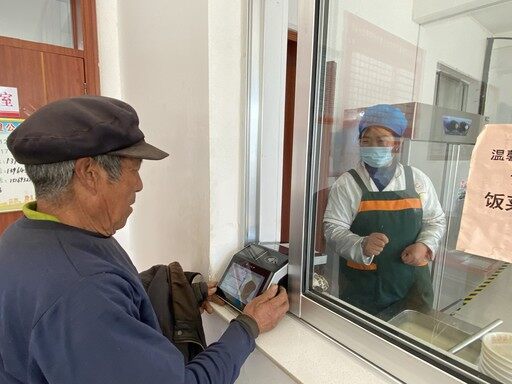 老人在长者食堂就餐时，通过农业银行智慧支付设备完成支付。娄伟摄影