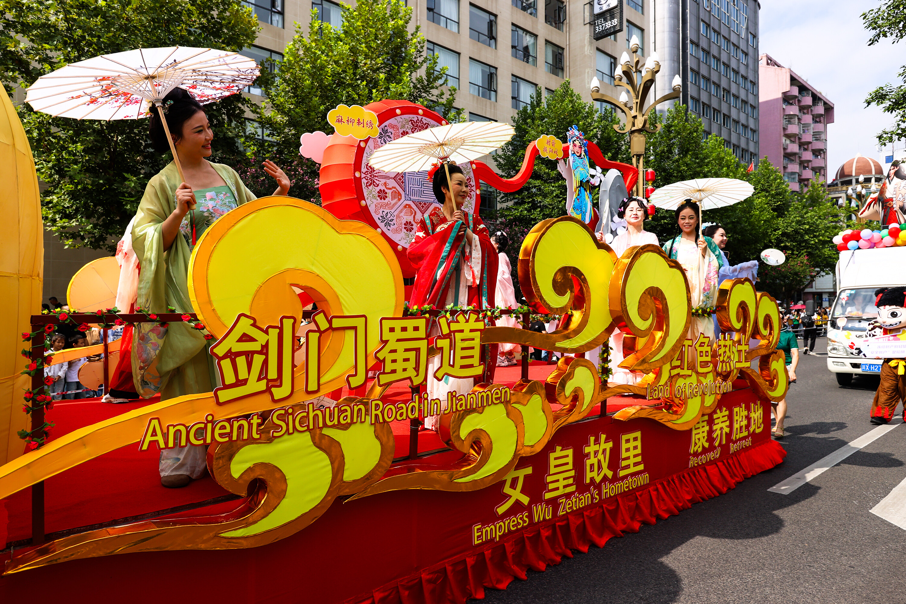 巡游活动现场，民间技艺表演精彩纷呈。