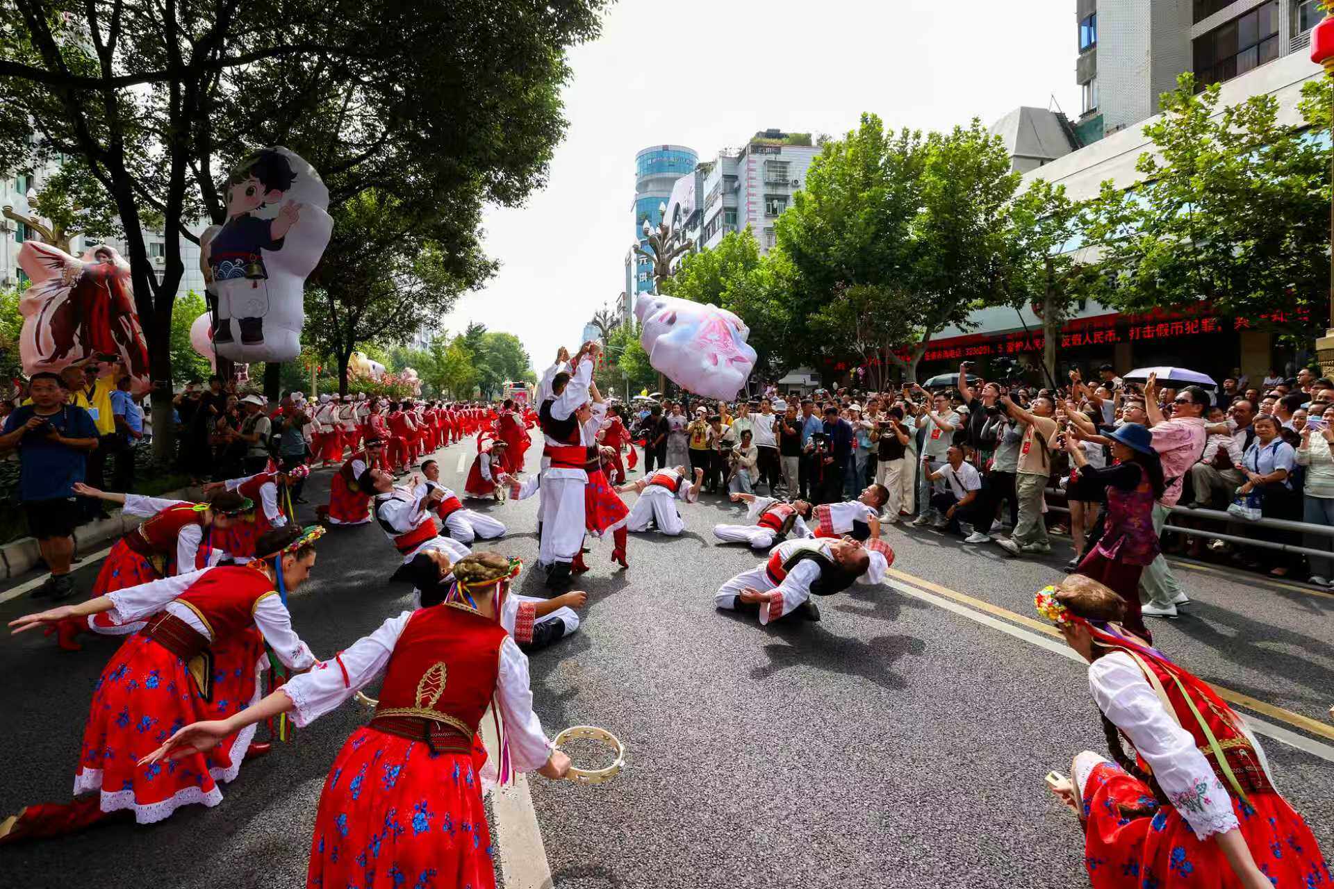 巡游活动现场，民间技艺表演精彩纷呈。