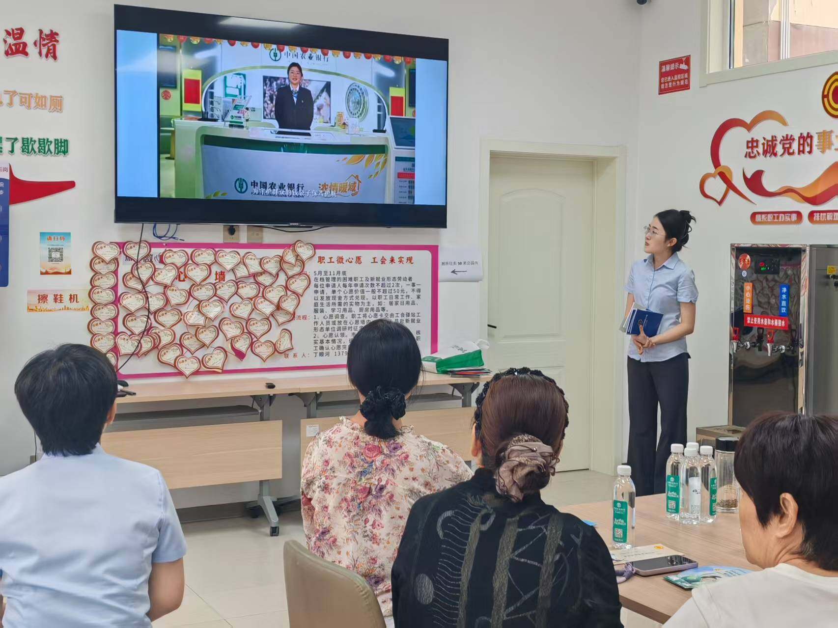 近日，农业银行山东济宁高新区支行联合当地慈善工会，共同做好公益服务、信息登记等环节的个人信息保护工作，从源头防范信息泄露风险。冯建雨摄影