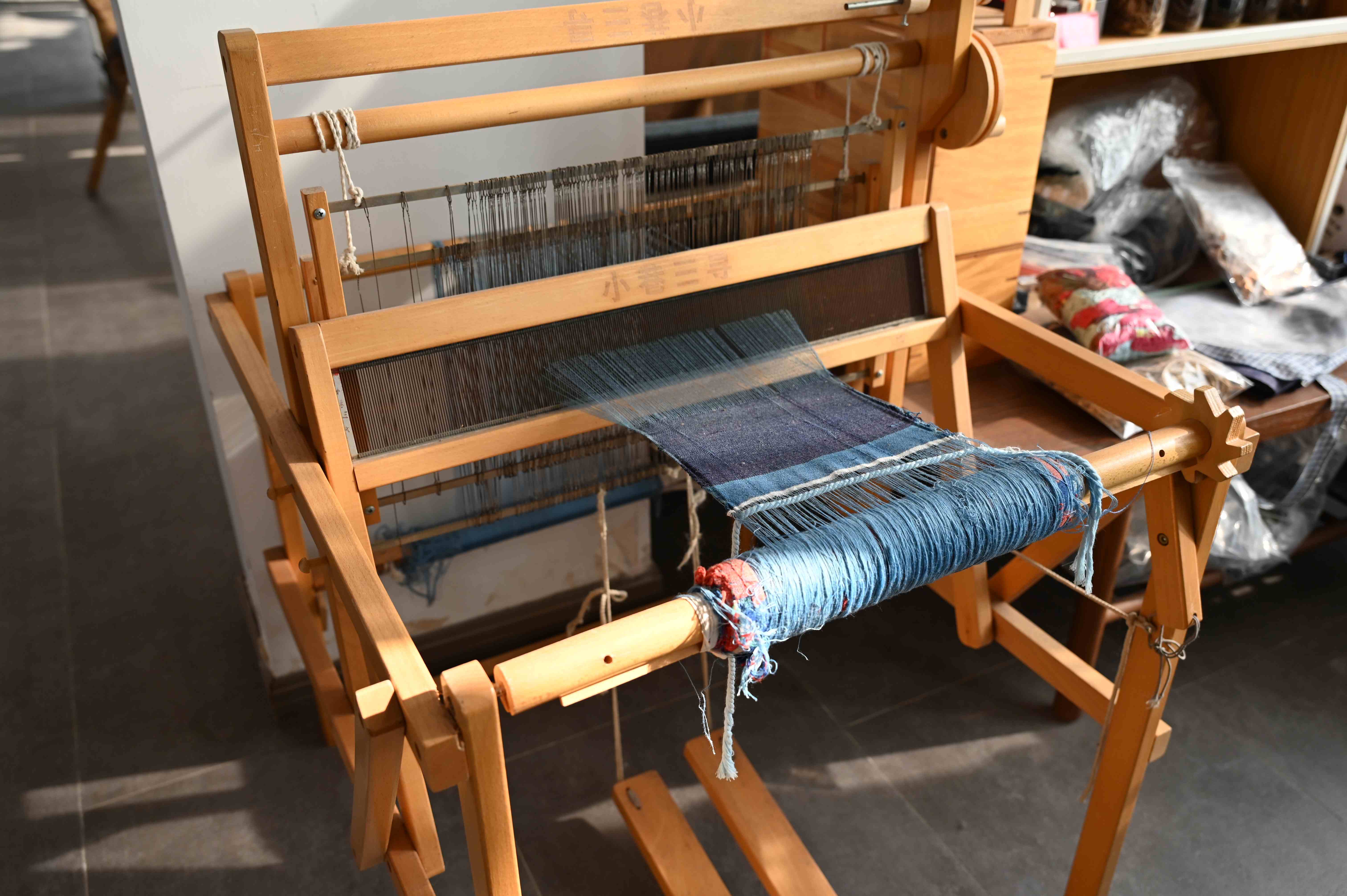 手工社内的传统织布机。 手工社内的传统织布机。