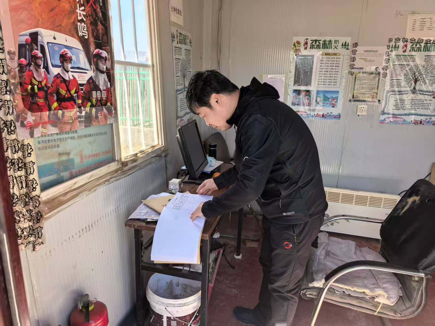 春节前，张洋走进农场值班室检查防火记录。摄影：李轩