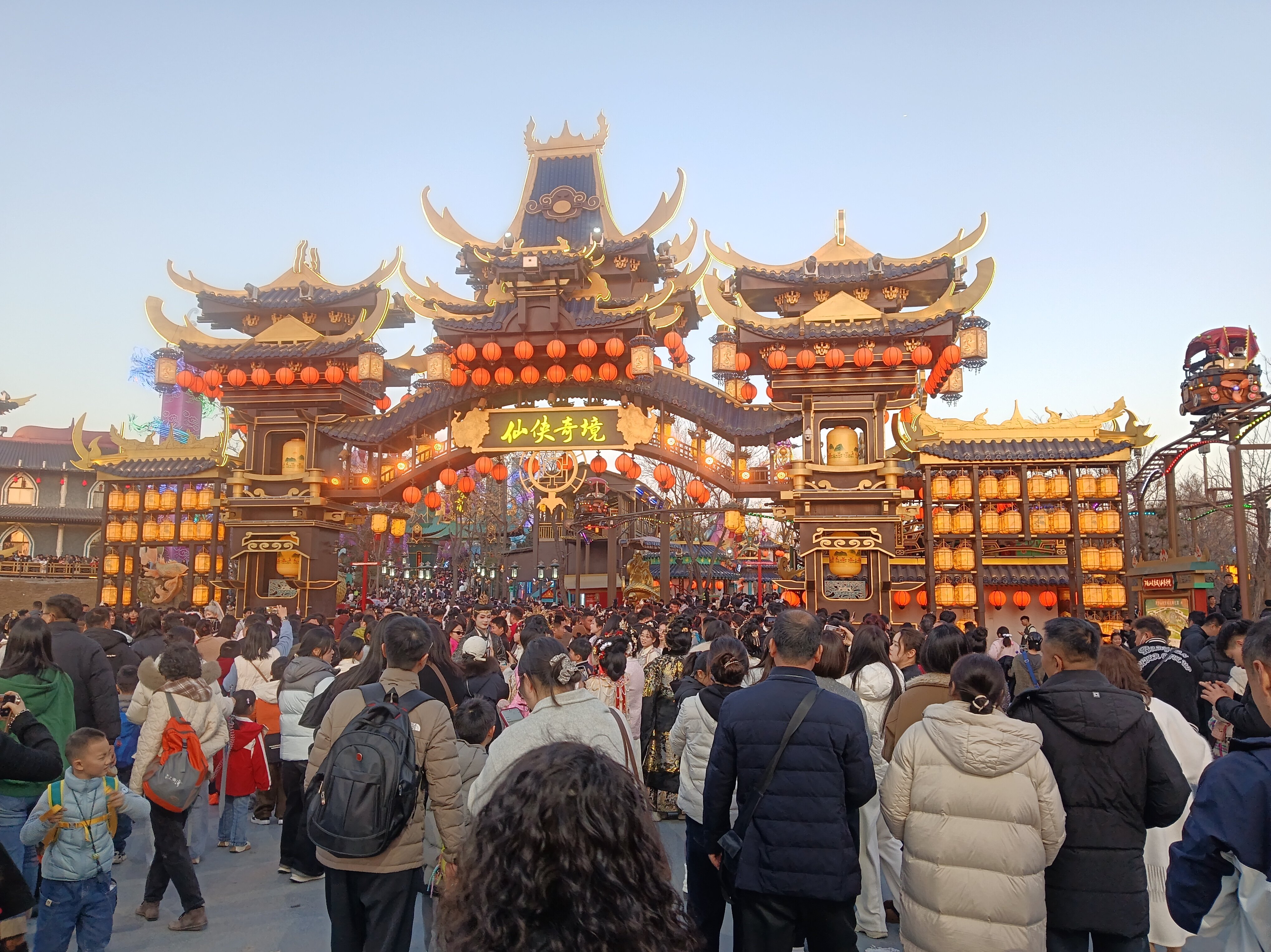 河南万岁山武侠城以NPC互动与各类实景演出，为游客带来沉浸式体验。