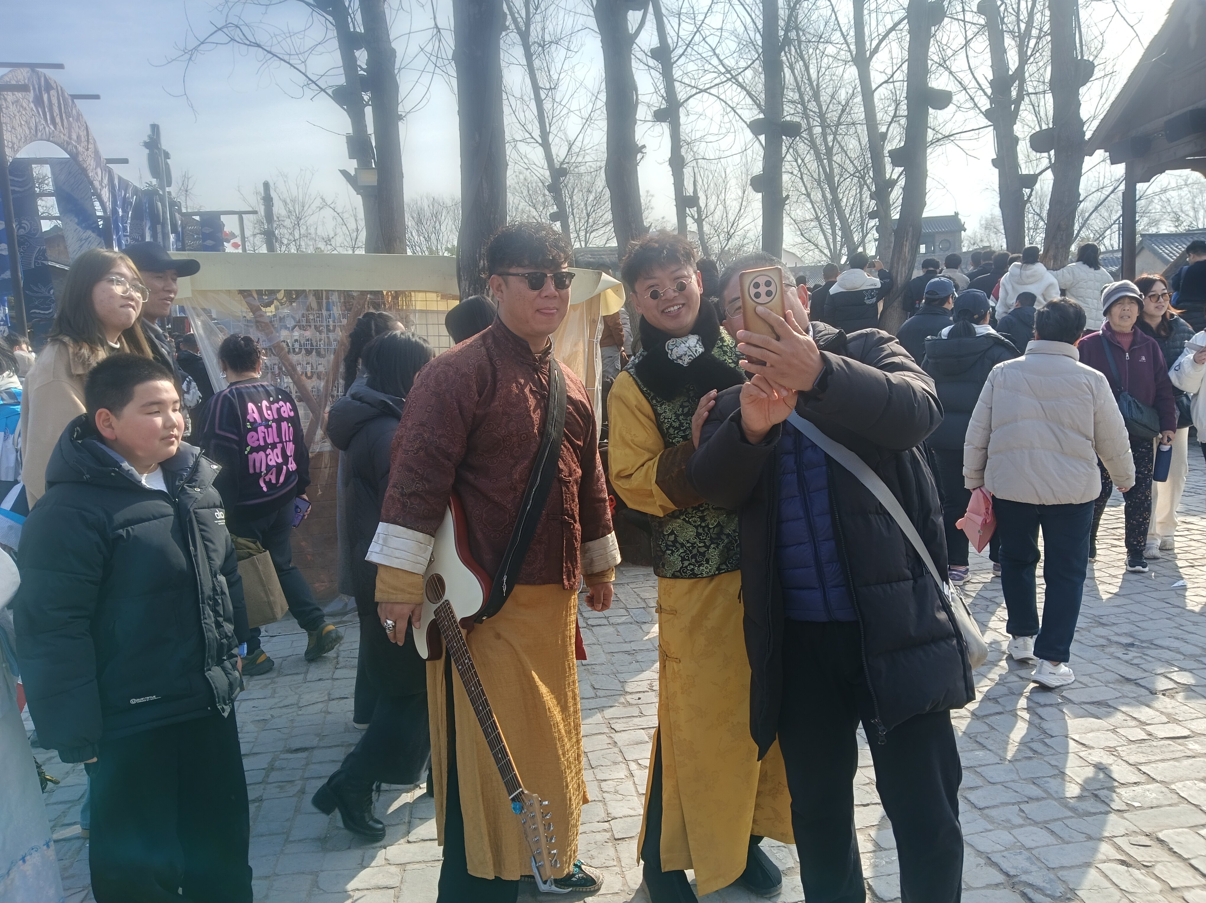 游客与NPC合影。