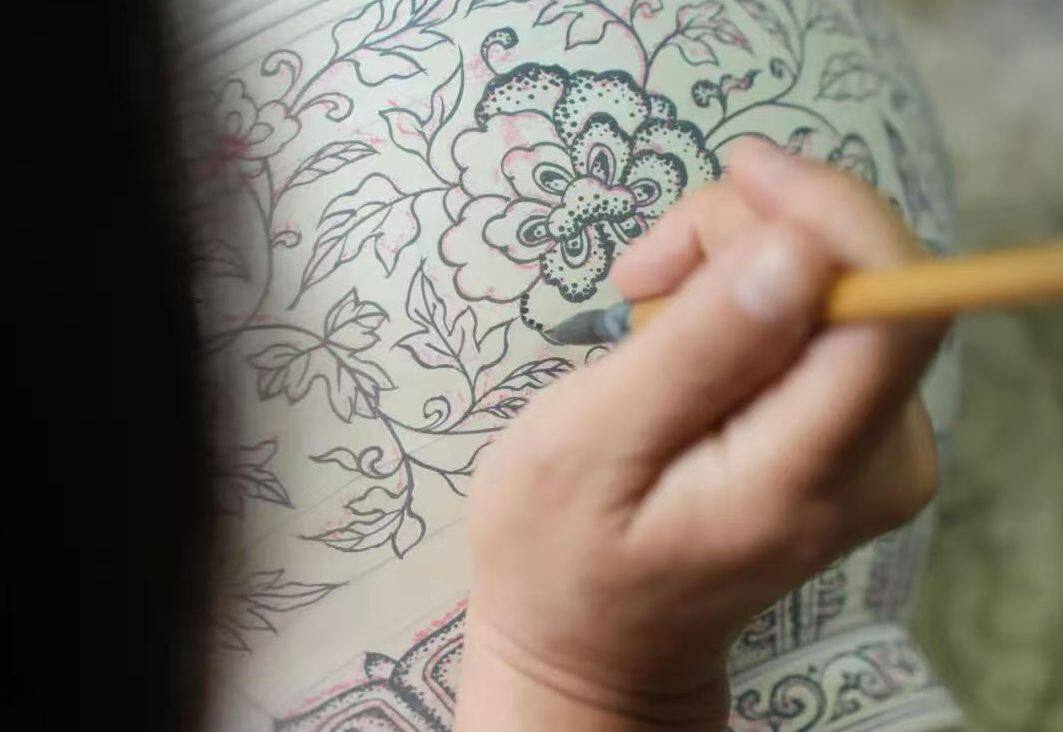 在江西景德镇，“景漂”匠人正在制作瓷器。邹龙生摄影