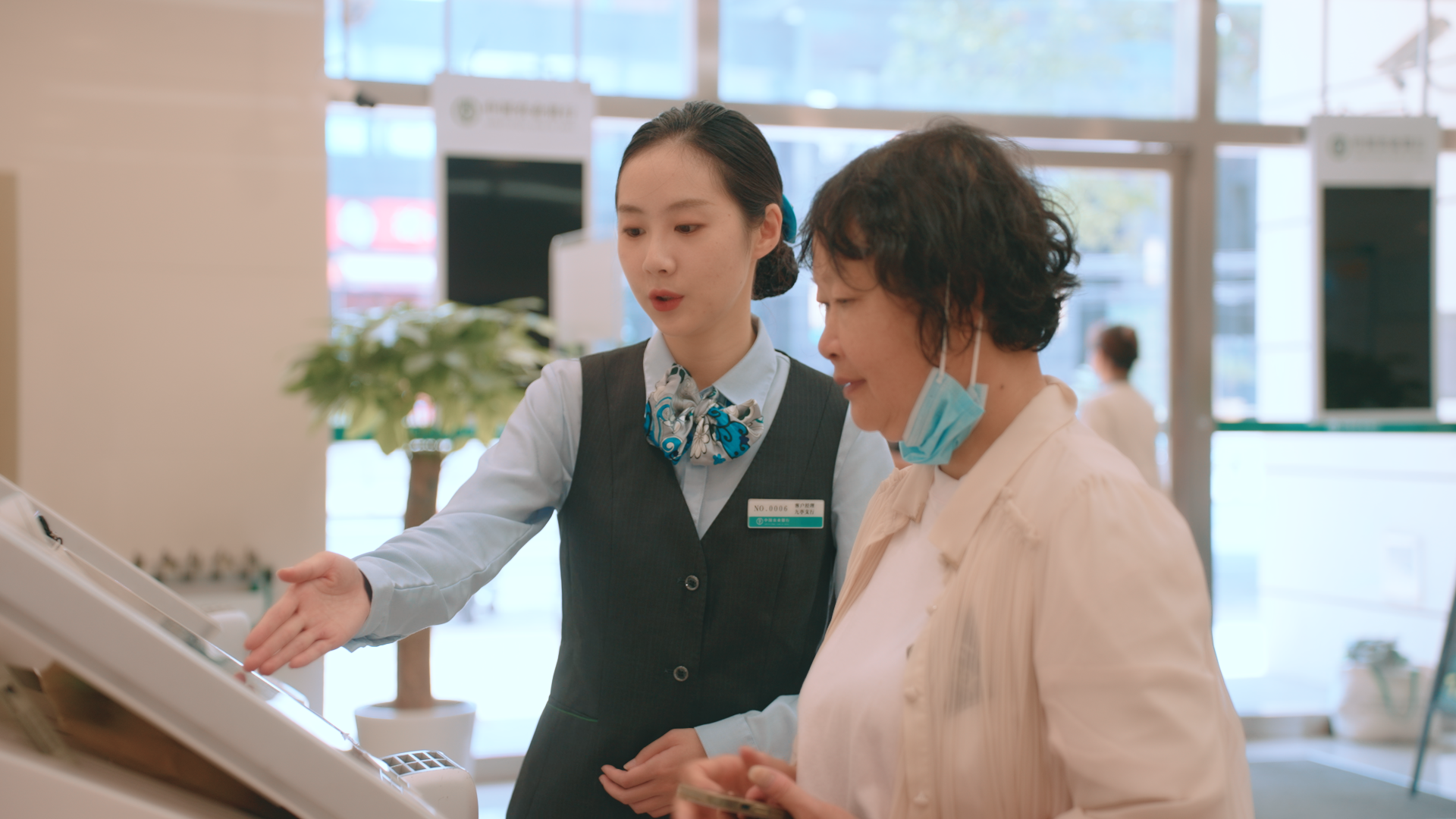 陈书馨（左）工作时的情景。