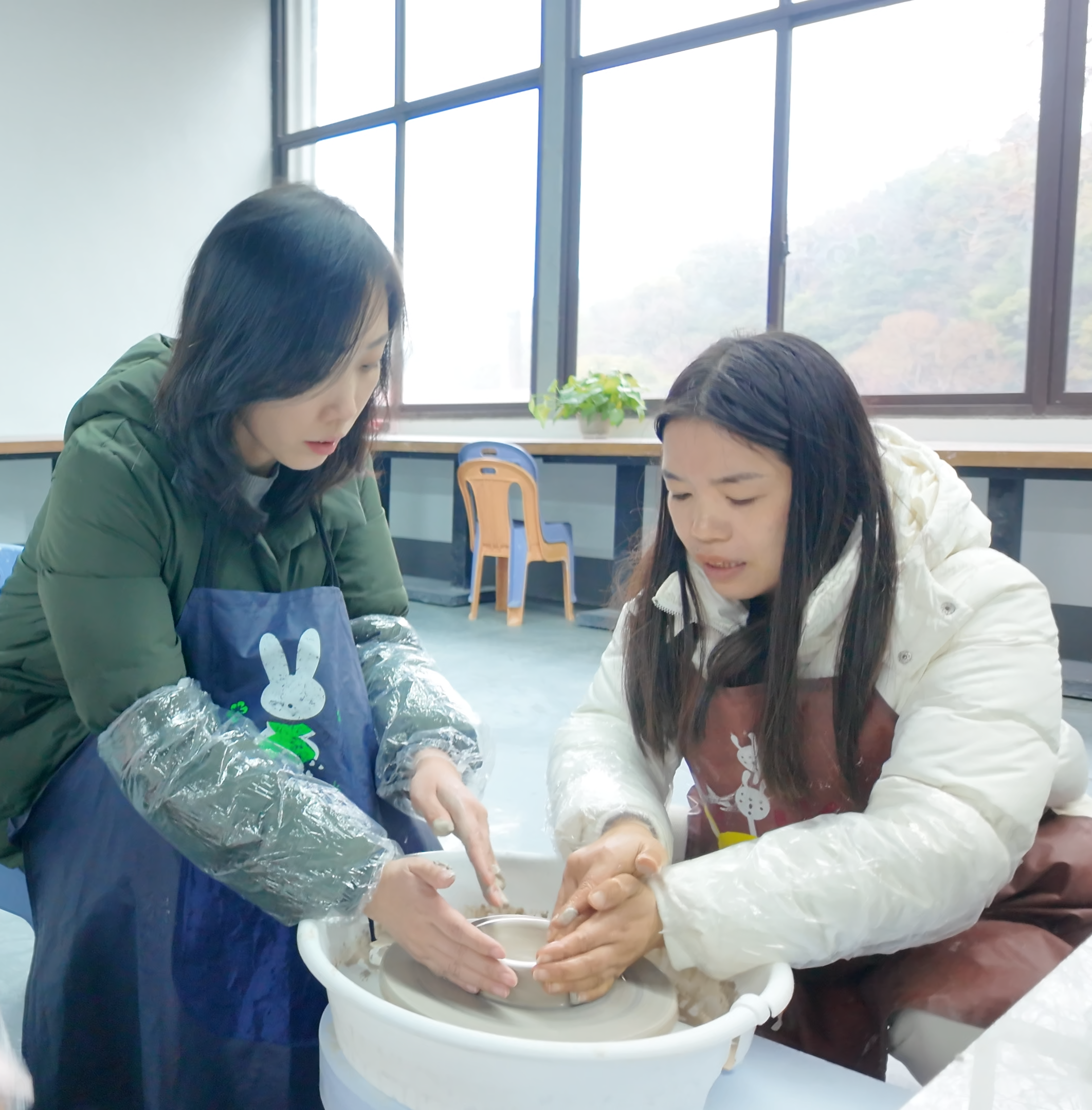 在湖南醴陵,本报记者(左)在当地的陶瓷企业体验 “捡瓷”、制瓷过程。 在湖南醴陵,本报记者(左)在当地的陶瓷企业体验 “捡瓷”、制瓷过程。