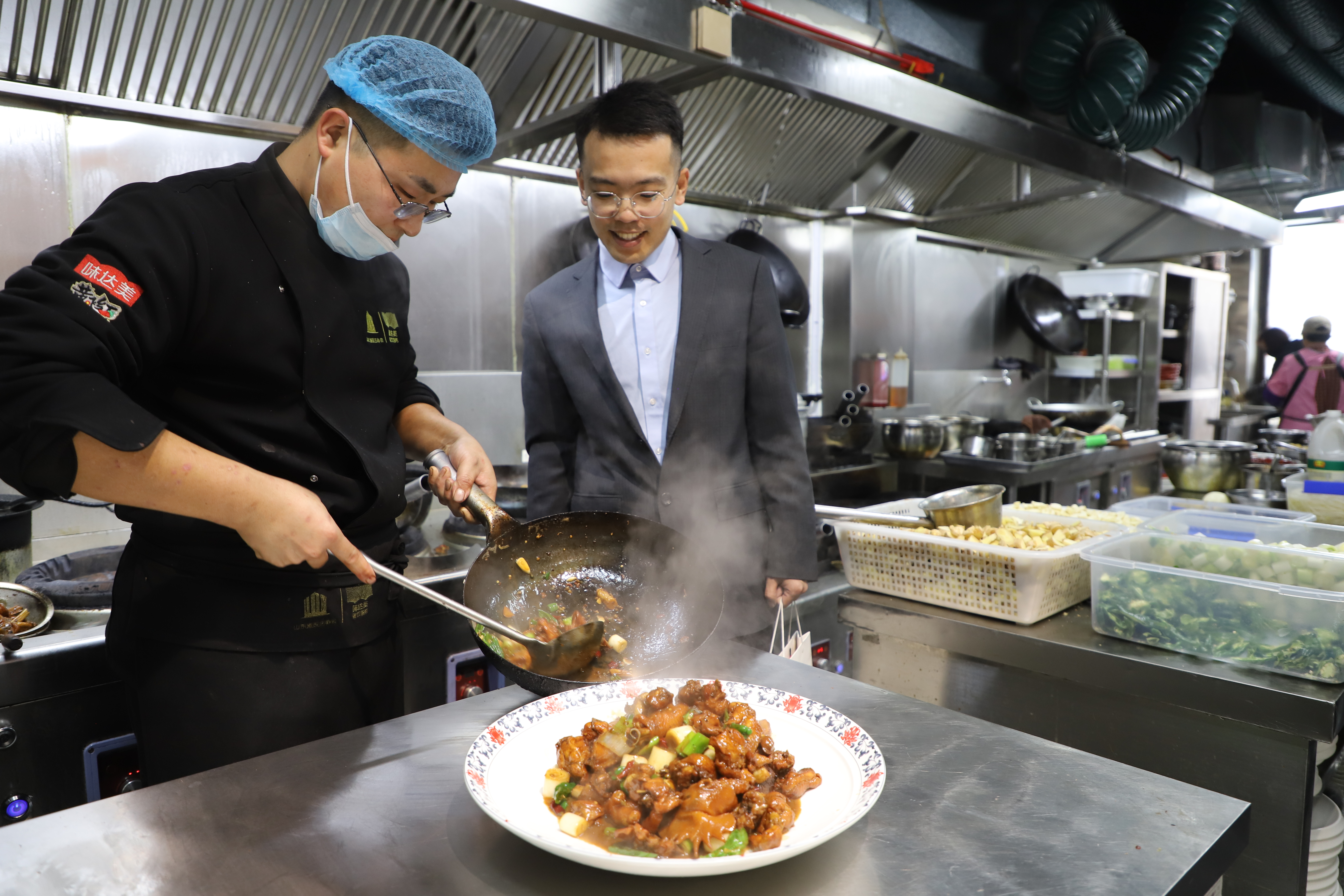 农行客户经理走访调研炒鸡店经营情况及金融需求。