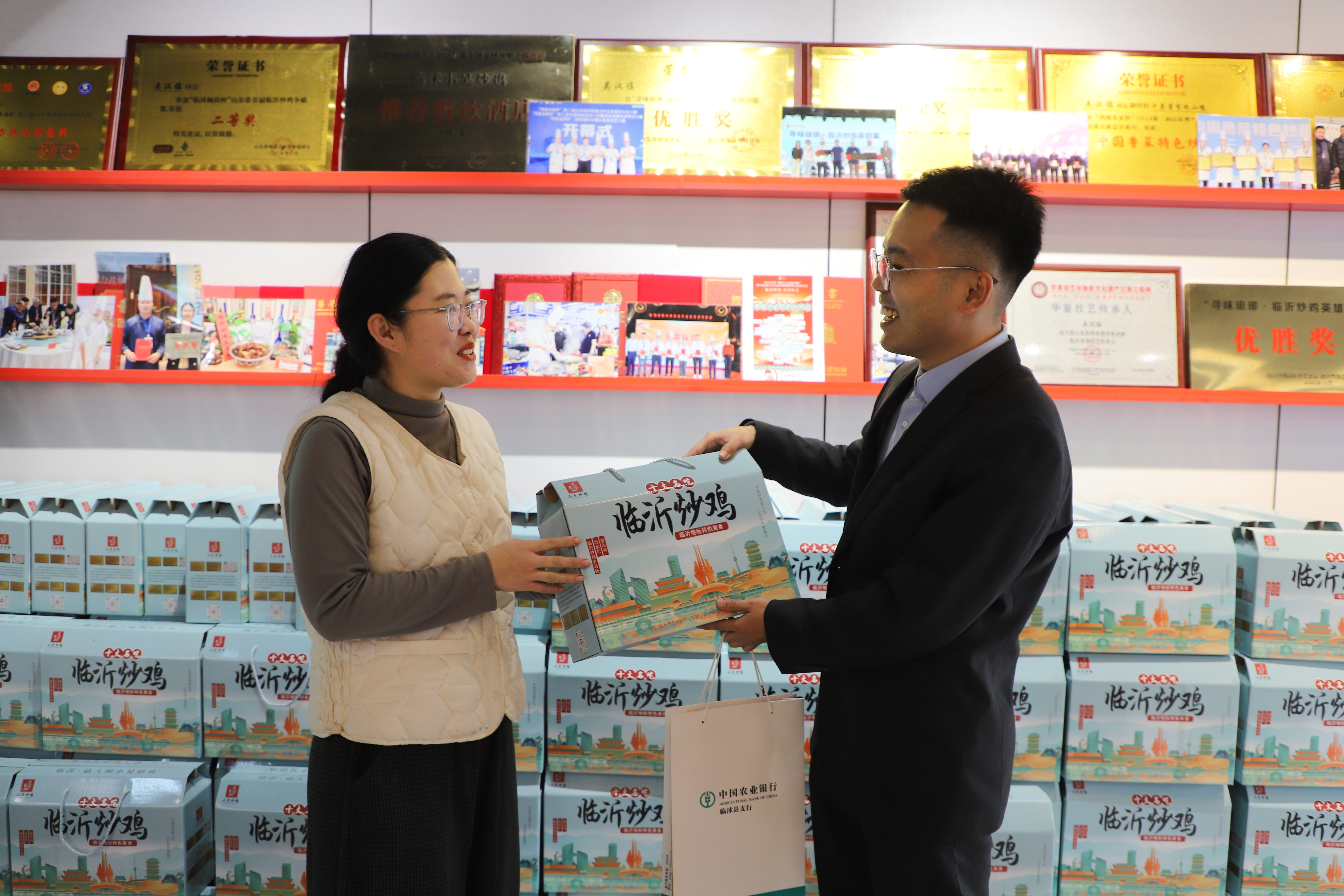 农行客户经理在临沭县小吴炒鸡店了解生产经营情况。