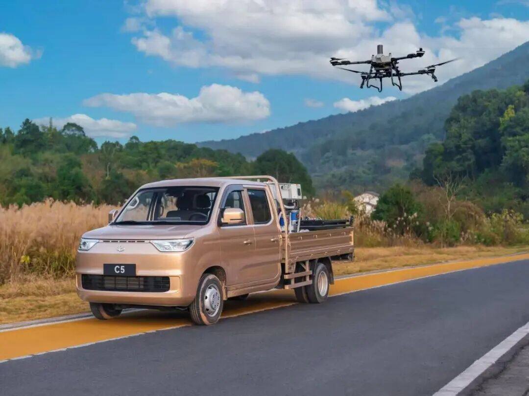 无人机开展农业植保服务前的调试工作。胡阳摄