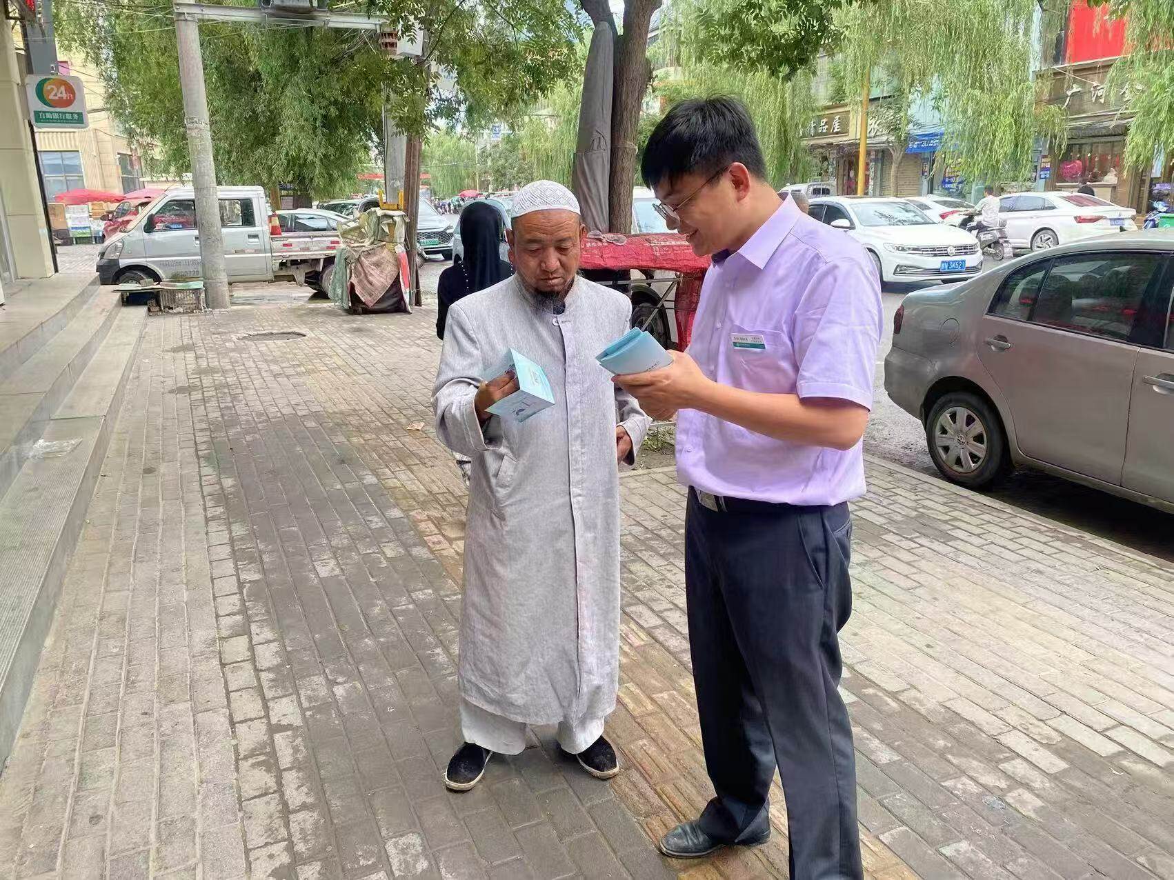 2025年9月网点工作人员在营业网点进行反诈宣传.jpg