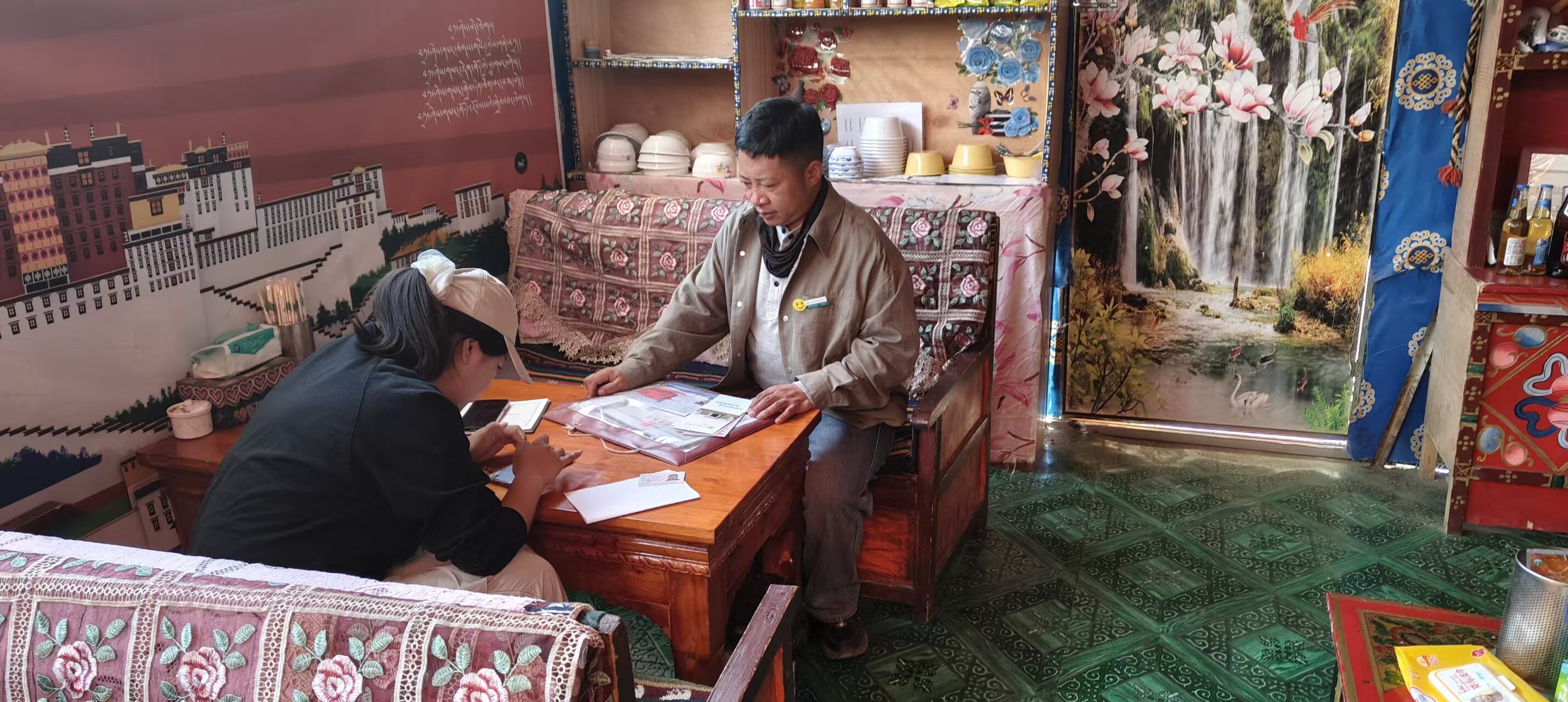 营业所员工在底雅村上门办理业务。达瓦次仁摄 营业所员工在底雅村上门办理业务。达瓦次仁摄