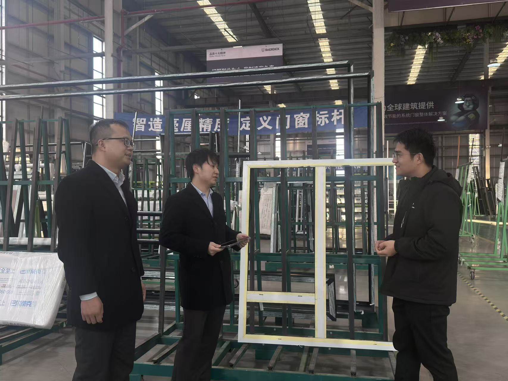 农行员工到门窗企业调研。 黄芳摄