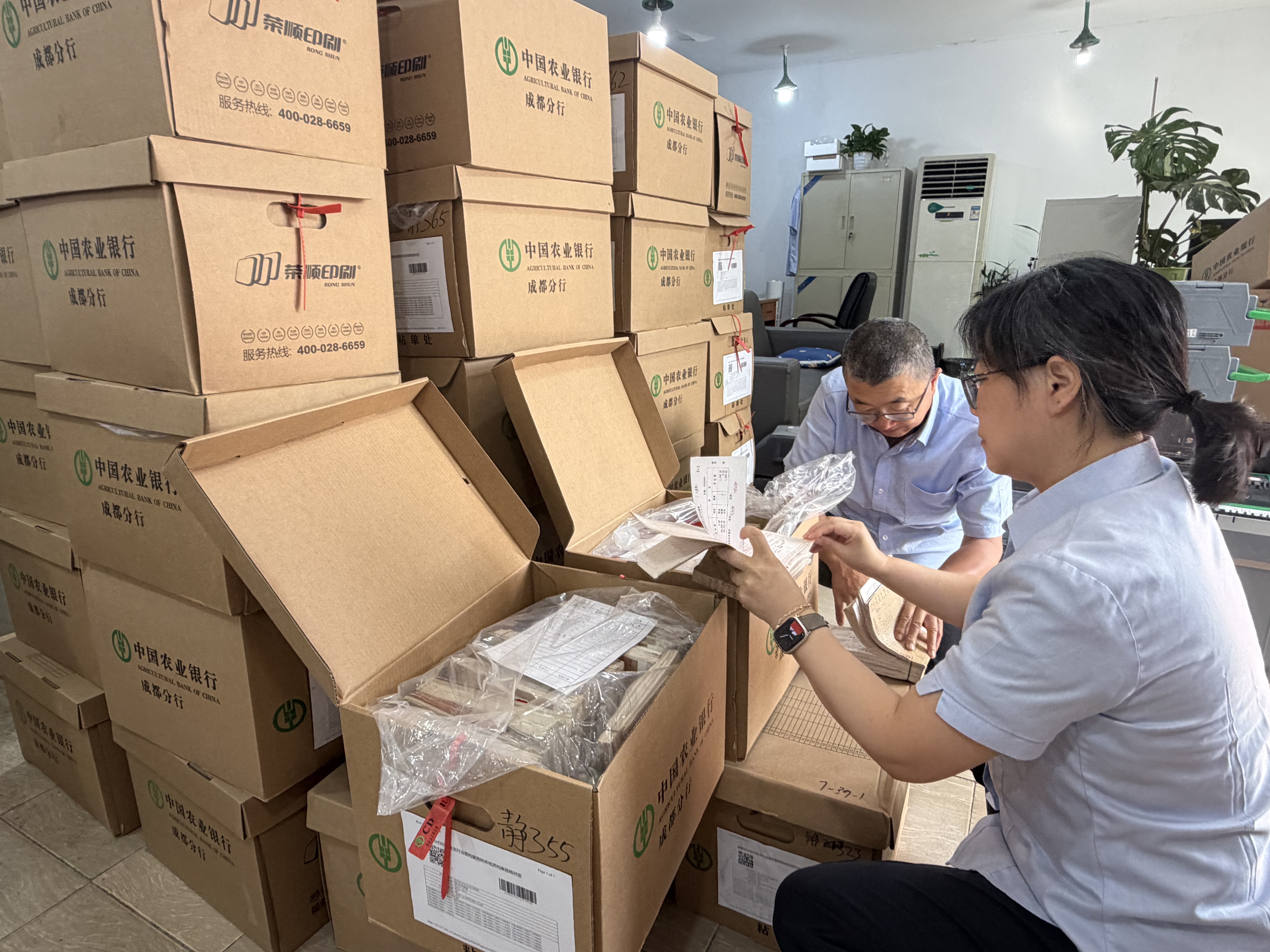 农行员工核验原始凭证。 郭数摄 农行员工核验原始凭证。 郭数摄