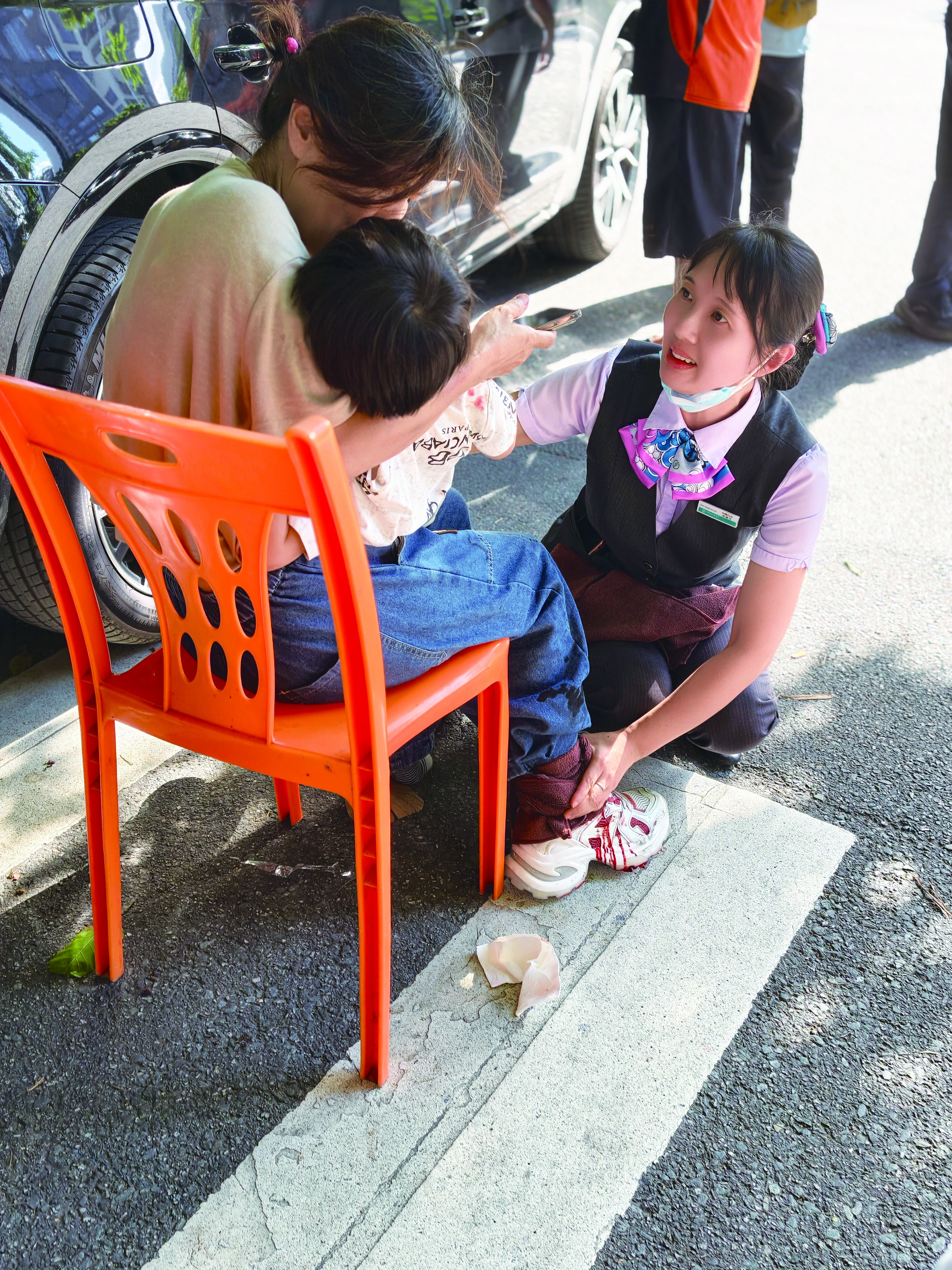 日前，农业银行广东江门金港支行附近发生交通事故，造成一对母子受伤。正在户外巡检ATM的该行负责人见状后立即召集部分员工带上座椅、遮阳伞等物品赶赴现场，并拨打120急救电话，在医护人员的电话指导下，一直为受伤女子进行按压止血处理，直到救护车抵达，伤者被安全送医。目前，经治疗受伤母子已无大碍。