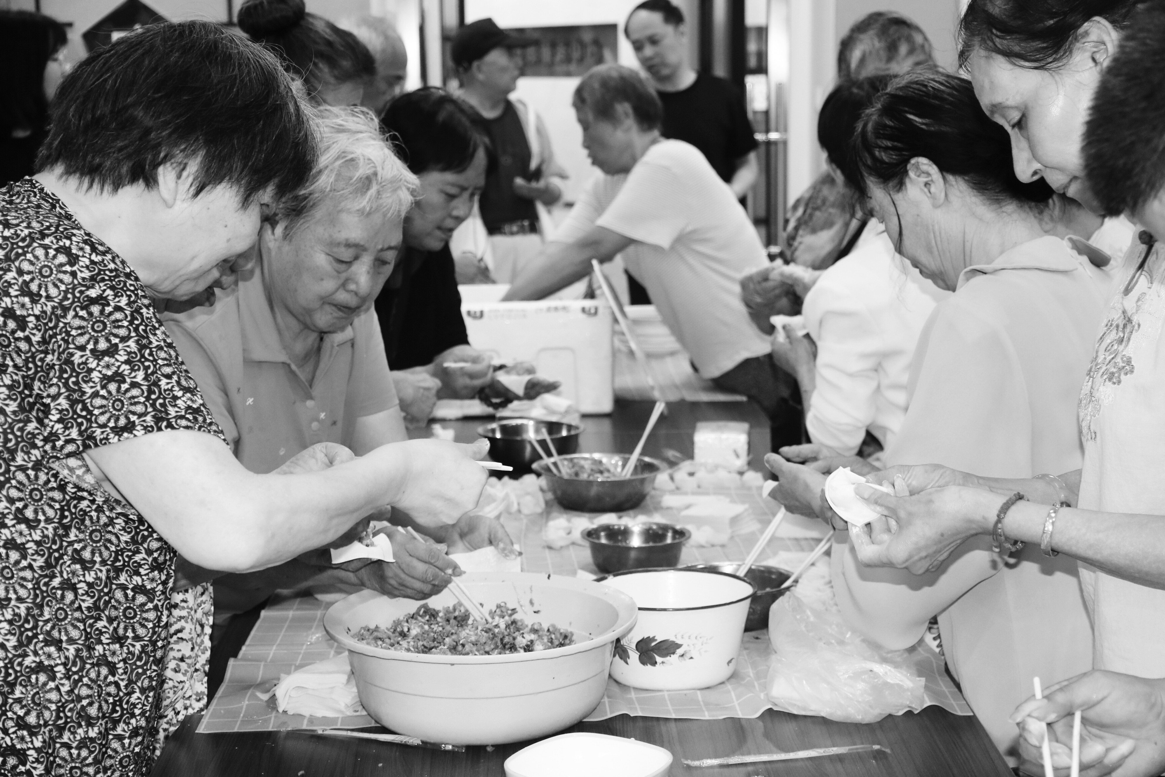 端午节前夕，农业银行江苏无锡滨湖支行组织员工走进社区，与居民一同包粽子、裹馄饨，共叙邻里情，活动现场，工作人员还在浓浓的节日氛围中，结合典型案例向居民普及防范电信诈骗等金融知识。