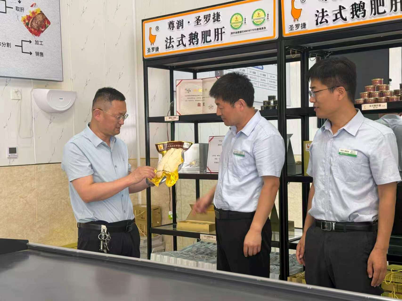 农行客户经理走访鹅肝生产企业。