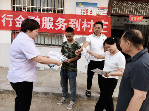 农业银行河南驻马店上蔡支行组织宣传人员前往党店镇陈庄村，向村民讲解各类常见电信、金融诈骗套路，切实提升群众风险防范意识。