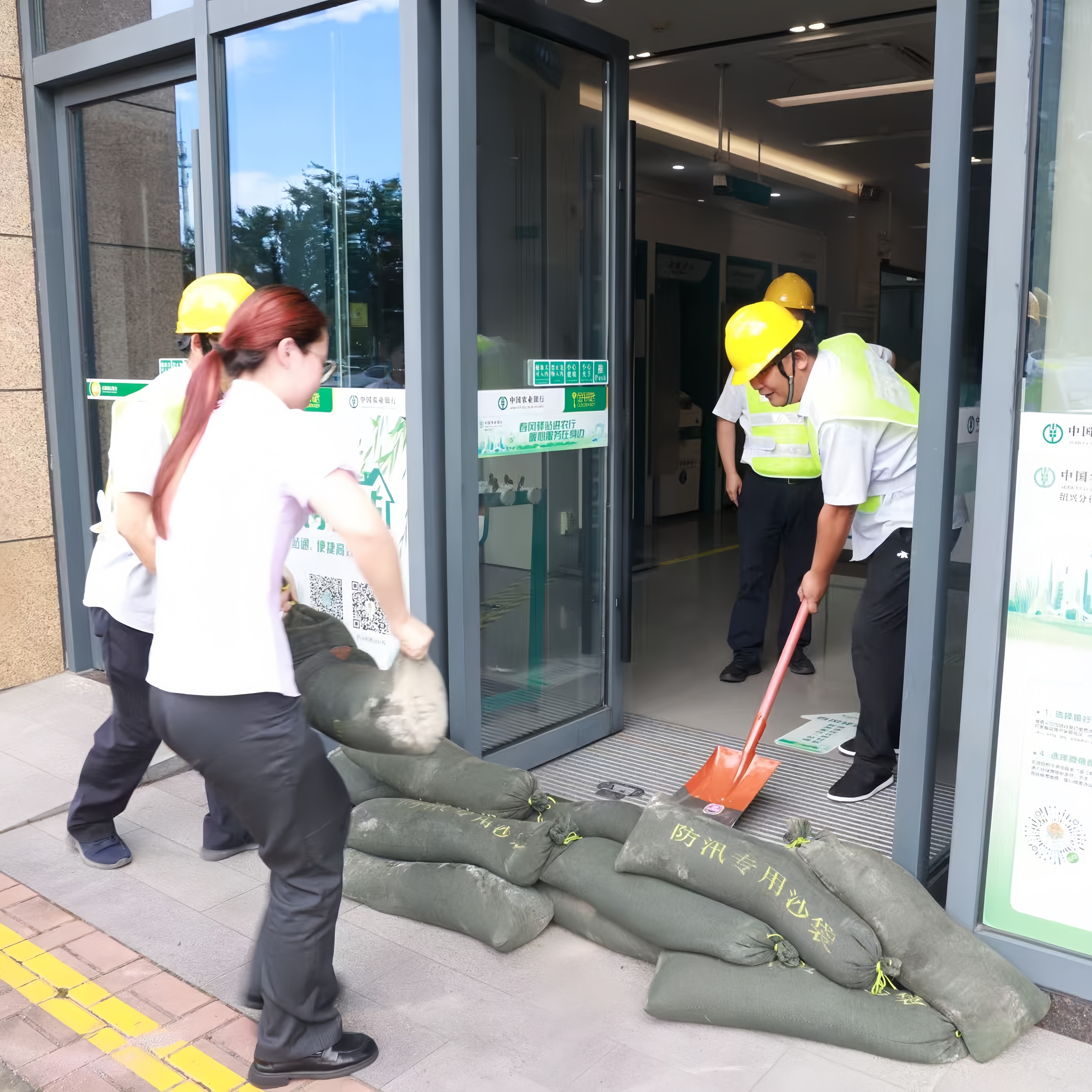 绍兴上虞支行组织辖内网点开展防台防汛应急演练。（陈澳占）