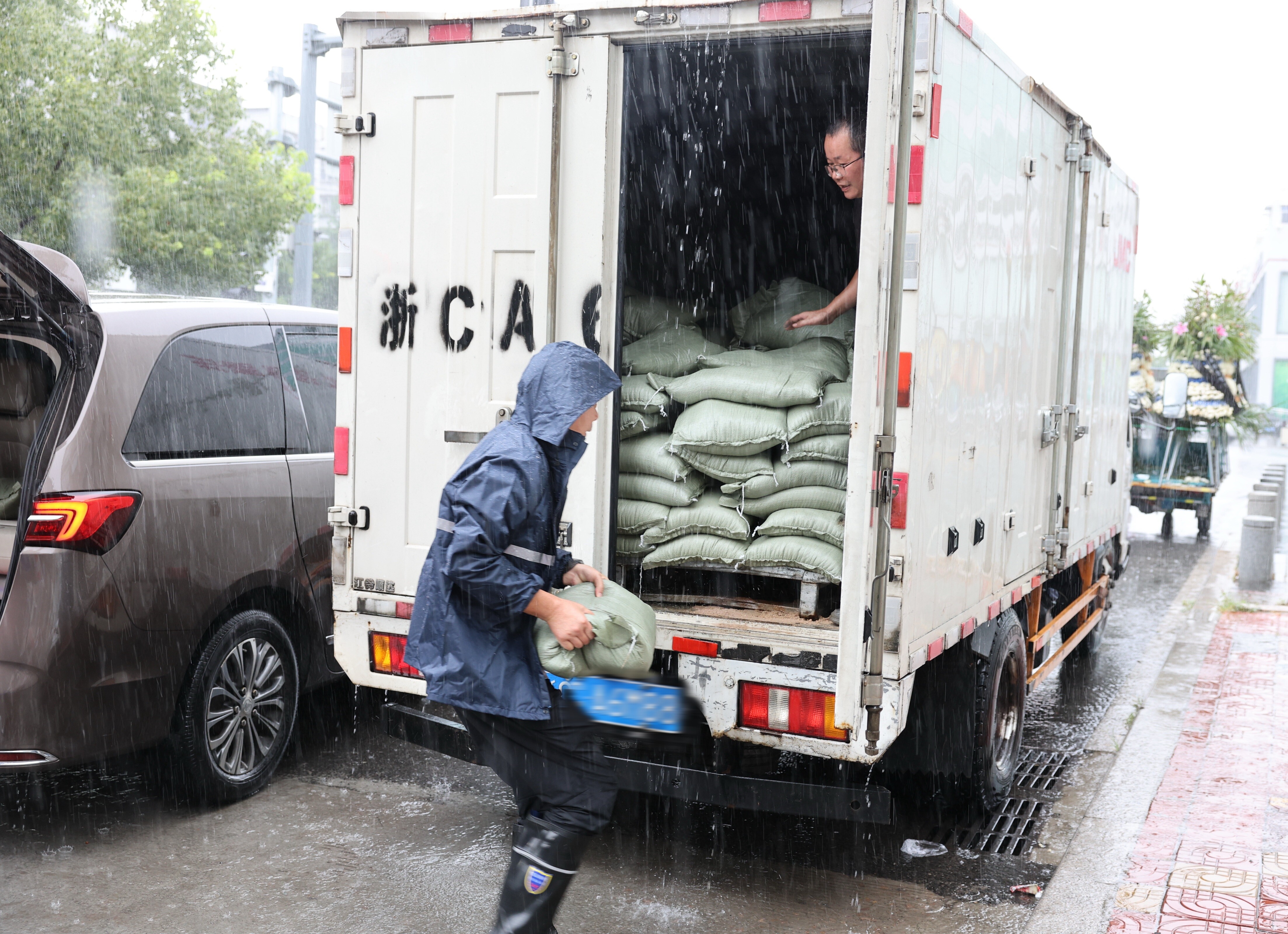 温州永嘉支行在启动防汛应急响应的基础上，组建青年突击队奔赴一线开展物资运送工作。（陈欣雨）