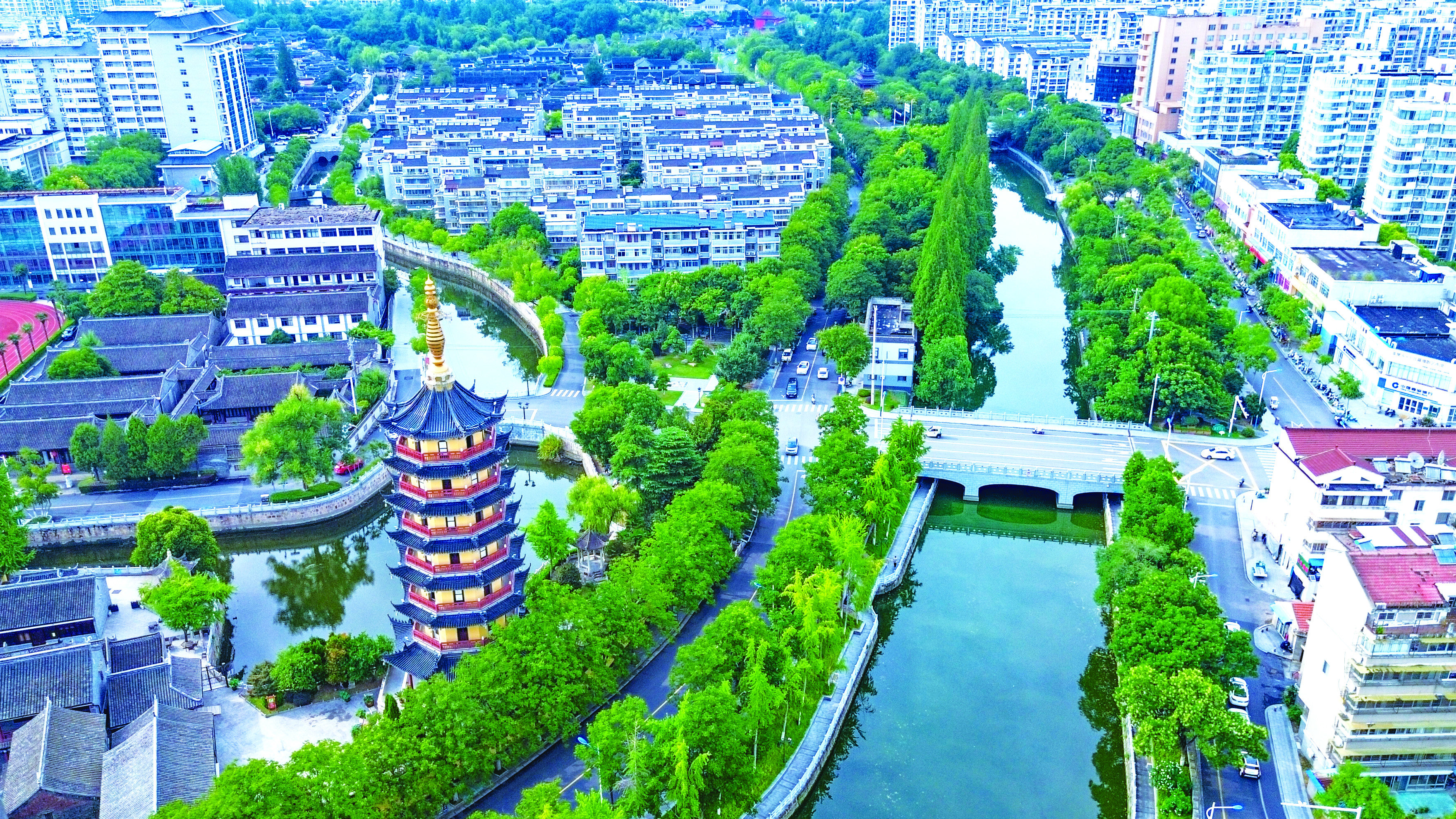 为践行人民城市理念，助力打造城水相依、水绿交融、人水和谐的宜居空间，农业银行江苏如皋支行精准赋能如皋市如城街道历史古街风貌修缮项目，贷款支持古街风貌修缮提质升级，高质量推动城市更新、文脉保护与生态发展协同共进。图为修缮后的如皋东大街历史文化街区。戴莉君摄影报道