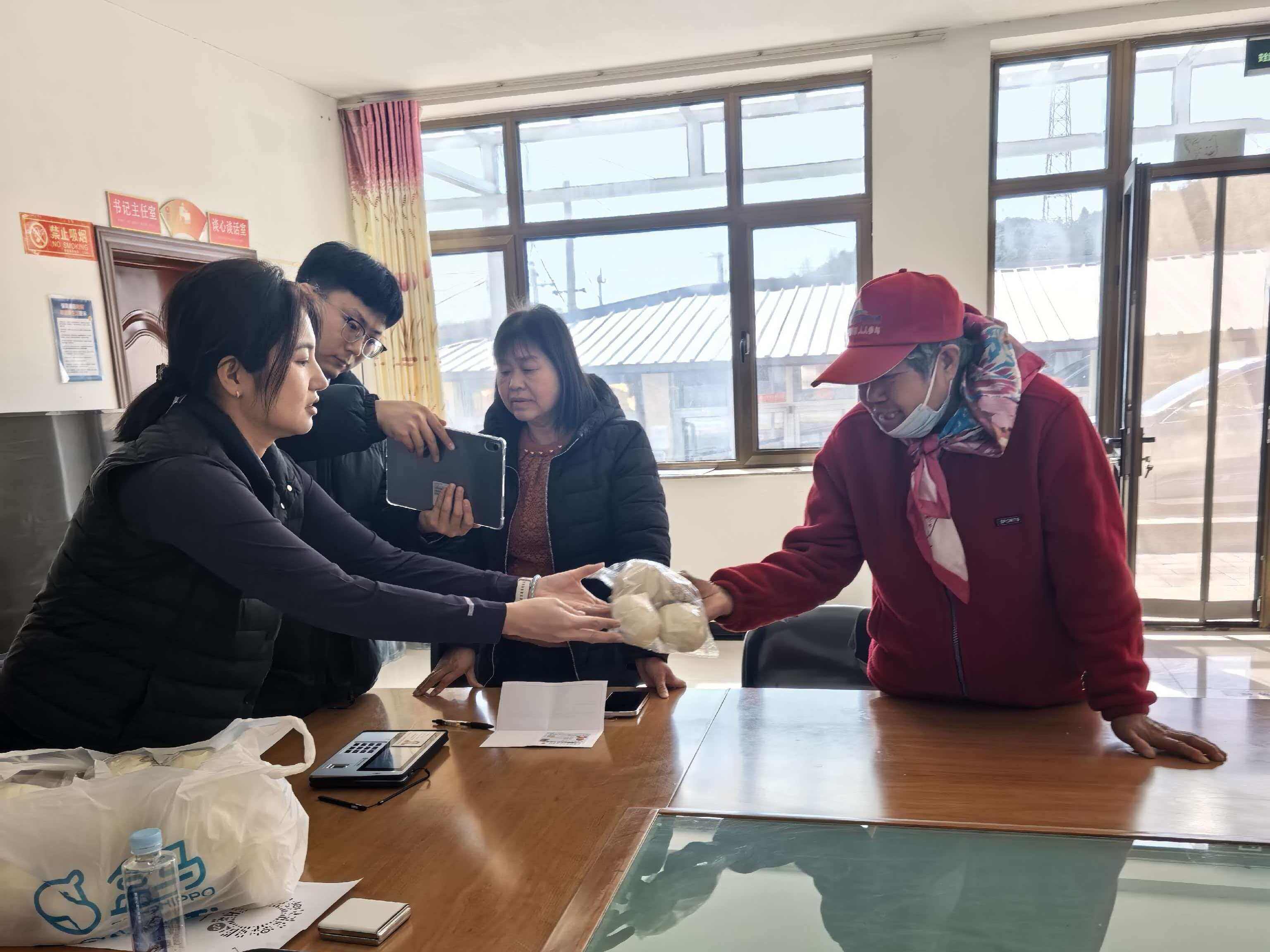 密云水库支行网点负责人李新蕊前往大窝铺村慰问孤寡老人并发放爱心物资.jpg