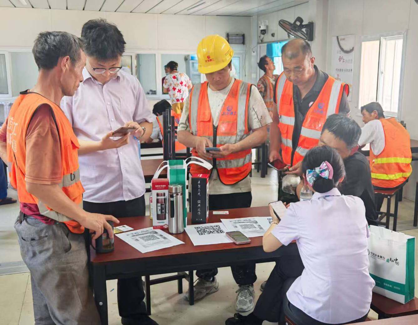 密云水库支行大堂经理陈思及客户经理赵历嘉前往北京第五建工集团为客户推广手机银行及反诈知识.jpg