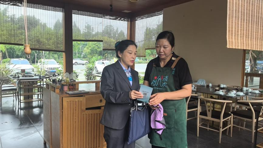 农行都江堰支行客户经理为商户开展反诈宣传。 农行都江堰支行客户经理为商户开展反诈宣传。
