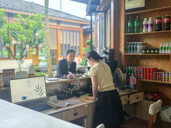 农行都江堰支行客户经理在火锅店了解客户金融需求。 农行都江堰支行客户经理在火锅店了解客户金融需求。