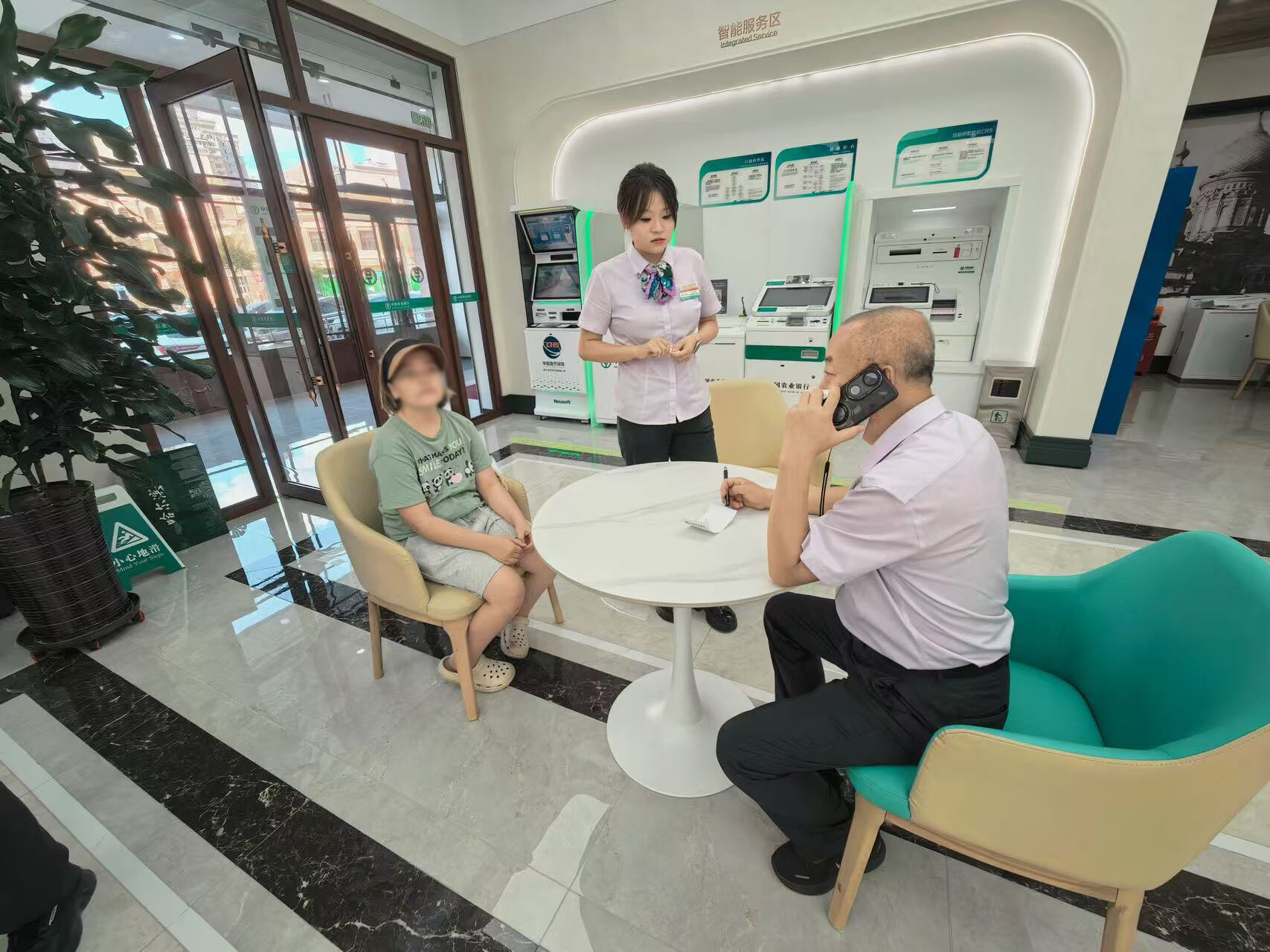 农行人与孩子沟通并尝试拨打家长电话。