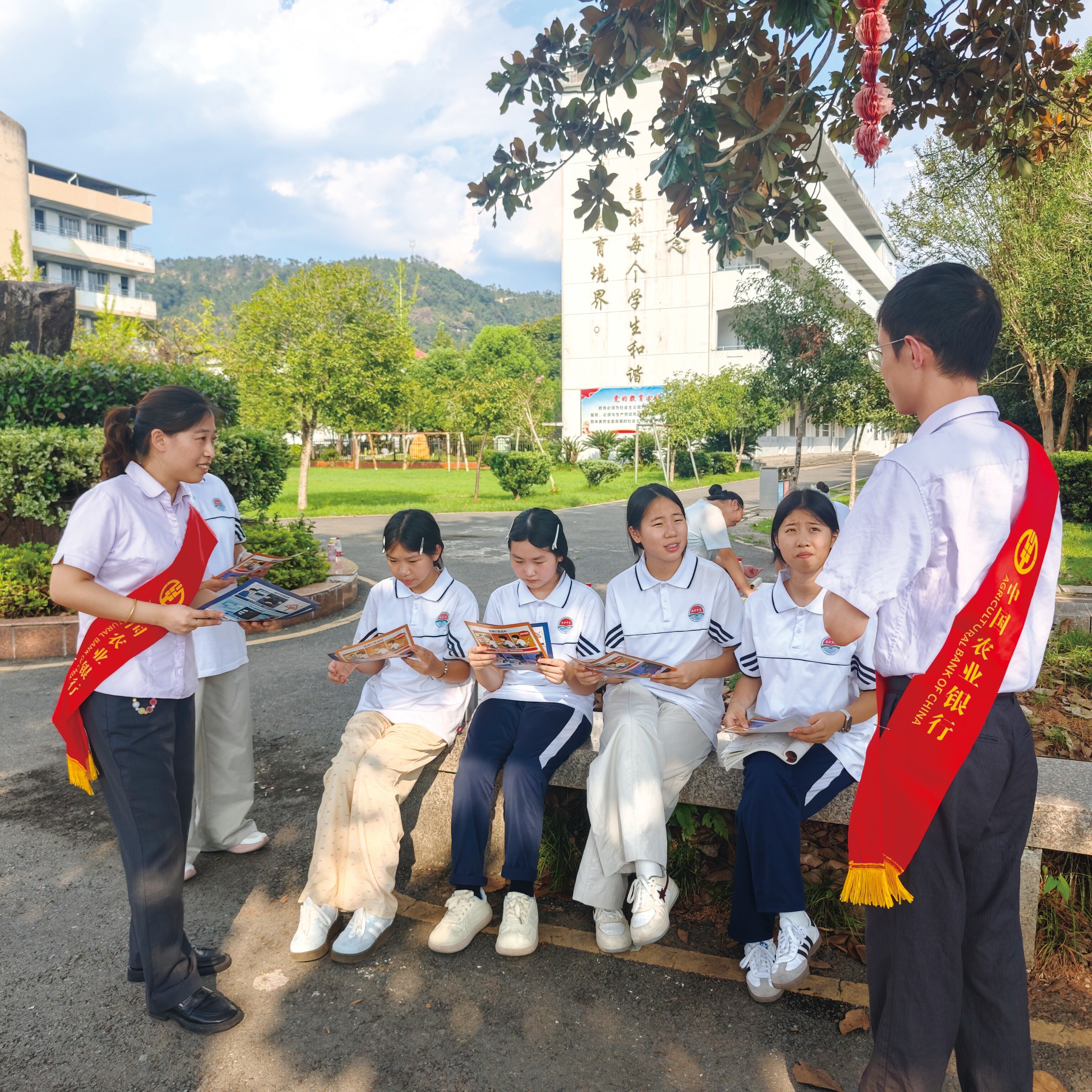 图为福建南平建阳支行工作人员走进当地中学开展金融反诈进校园专项宣教活动。