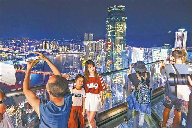 重庆“天台 131”，游客前来拍照打卡。尹诗语摄