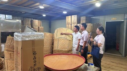 农行工作人员在茶叶企业查看受灾情况。