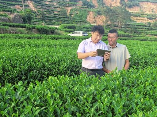 农行客户经理为客户介绍灾后金融纾困政策。