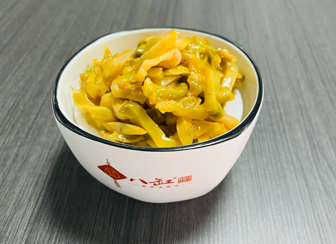 一碗脆嫩鲜香的榨菜。