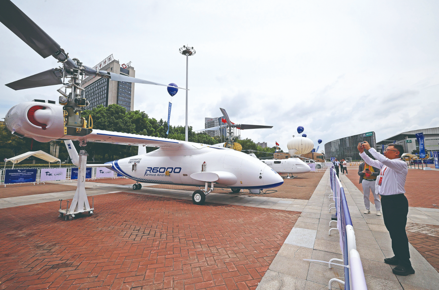近日，2026低空经济发展大会在安徽省芜湖市举行，eVTOL（电动垂直起降飞行器）、行业无人机、低空新基建等一批低空经济创新成果集中亮相。近年来，农业银行安徽芜湖分行大力支持低空经济发展，金融服务涵盖航空零部件、航空发动机、飞行器整机研发制造及飞行运维服务等完整产业链，助力芜湖走出了一条低空经济特色发展路径。图为游客正在参观农行支持的某航空企业最新无人机设备。王玉实  汪伟摄影报道