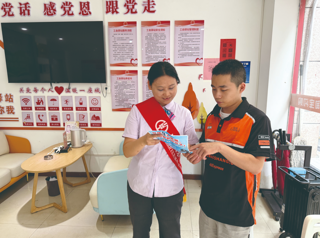 9月以来，农业银行福建南平分行聚焦快递员、外卖骑手、网约车司机等劳动者，主动深入骑手驿站、街头巷尾宣传金融知识。周振强摄影报道