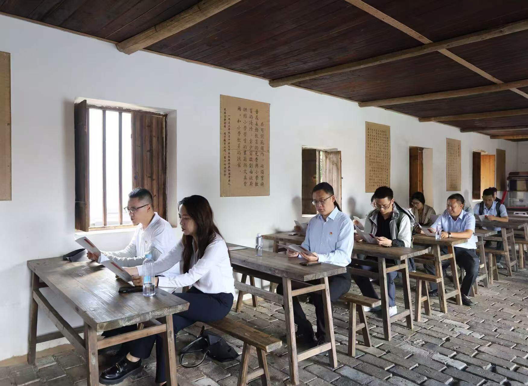 瑞金组青年学习红色经典著作。 瑞金组青年学习红色经典著作。