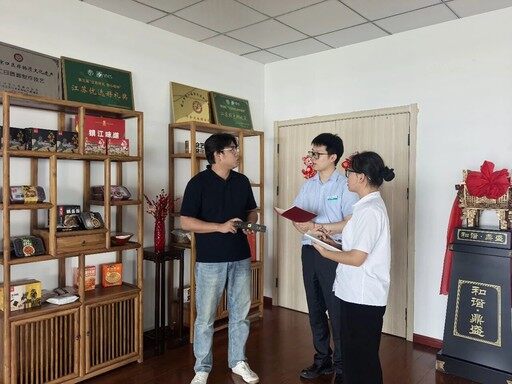 农行客户经理在华秀食品走访调研。